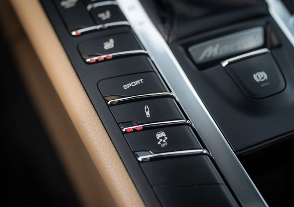 Porsche Macan cena 209000 przebieg: 73000, rok produkcji 2017 z Suwałki małe 704
